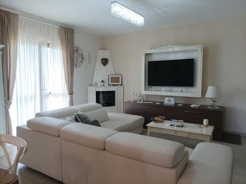 a living room with a couch and a flat screen tv at La casa di Annalisa in Ortona