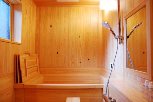 una sauna con ducha en una sala de madera en Kanazawa Hitomuneyado Kaisen - Vacation STAY 94227v en Kanazawa