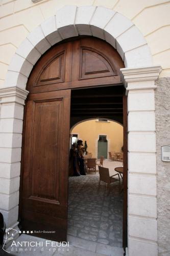 an archway with a wooden door in a building at Antichi Feudi Dimora D'Epoca in Teggiano