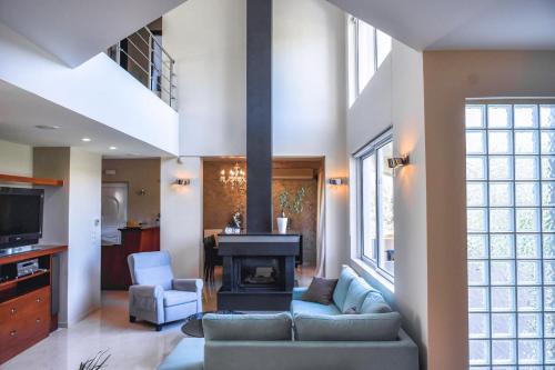 sala de estar con sofá y chimenea en Villa Sweven, Luxury Living Chania en Souda