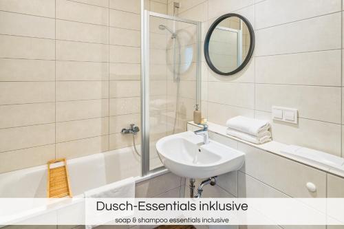 y baño con lavabo, bañera y espejo. en "Neptunblick"- Nähe Altstadt - Ruhig - Klinikum, en Dresden