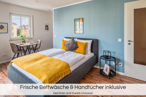 a bedroom with a bed and a table at "Neptunblick"- Nähe Altstadt - Ruhig - Klinikum in Dresden