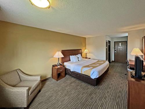 Ένα ή περισσότερα κρεβάτια σε δωμάτιο στο Quality Inn Mitchell I-90