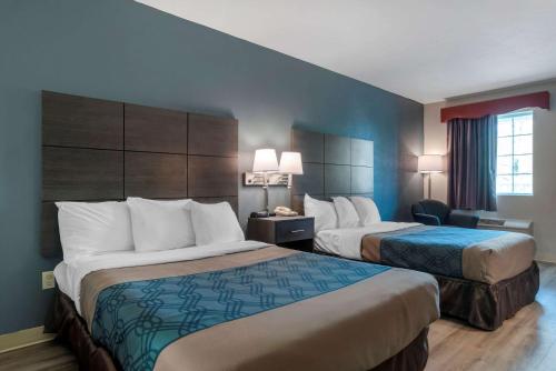 Tempat tidur dalam kamar di Americas Best Value Inn Gettysburg