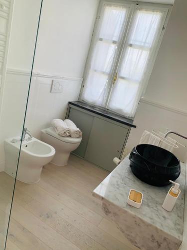 a bathroom with a toilet and a sink at Rossella alla Villarella dei Tulipani in Asti