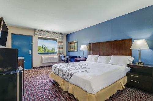 A bed or beds in a room at Econo Lodge Inn & Suites