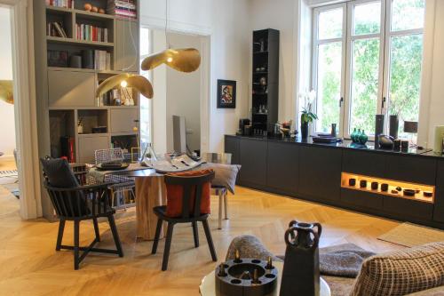 salon ze stołem i krzesłami w obiekcie Valsabbion Deluxe City Suite w Puli