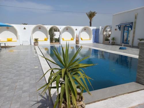 um pátio com uma piscina num edifício em villa la rose des sables em Midoun