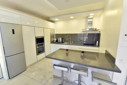Кухня или мини-кухня в Royal Park Eilat apartments
