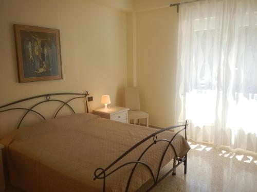 1 dormitorio con cama y ventana en guzzi b&b en Chieti