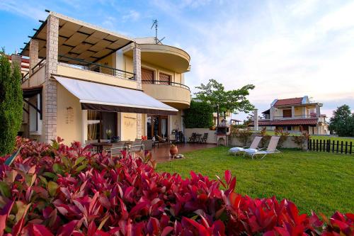 Elani Hill Villa by Luxlikehome