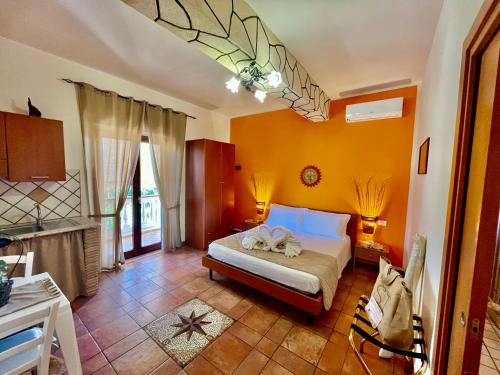 sypialnia z łóżkiem w pokoju z żółtymi ścianami w obiekcie Tropea Casa Scirocco w Tropei