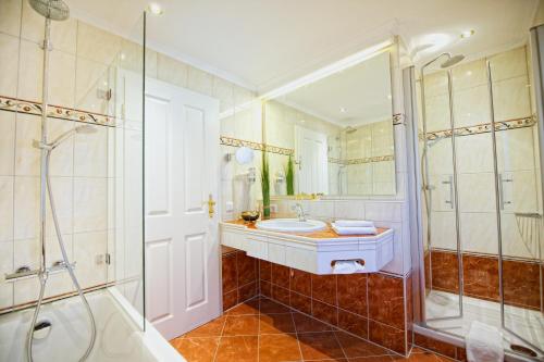 a bathroom with a sink and a shower at Familotel Bavaria Pfronten-Familien Hotel-Alles Inklusive Konzept in Pfronten