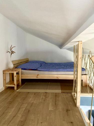 ein Schlafzimmer mit einem Bett in einem Zimmer in der Unterkunft Galerie Apartment Self-Check-In in Kolbermoor