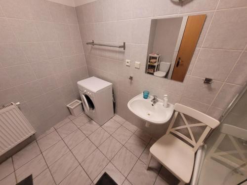 Apartments Žižkov b في براغ: حمام مع حوض ومرحاض ومرآة