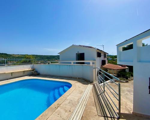 una piscina en la azotea de una casa en Villa Marina with a private swimming pool right by the sea, en Veliki Drvenik