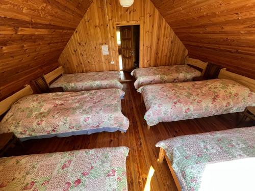 Ένα ή περισσότερα κρεβάτια σε δωμάτιο στο Sodyba PEIZAŽAS