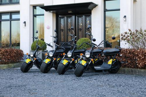 three motorcycles parked in front of a building at Stijlvol ingerichte bungalow aan de Westerschelde in Baarland