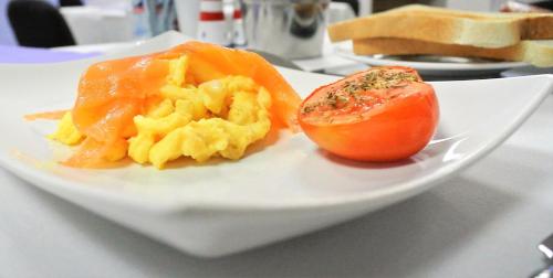 een wit bord met een tomaat en ander eten erop bij The Bromley in Blackpool