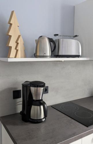 a kitchen counter with a coffee maker and a christmas tree at Goethes liebste Betten - stilvolle Ferienwohnungen im historischen Fachwerkhaus in Wernigerode - Parkplatz, Smart-TV, W-Lan in Wernigerode