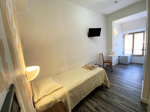 a hotel room with a bed and a television at Hotel San Francesco e il lupo in Gubbio