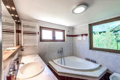 Bilik mandi di Dim Art Traditional Villa - with private pool