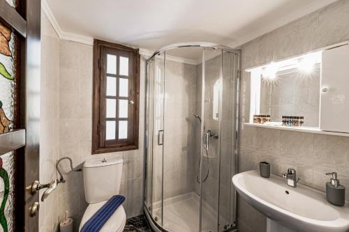 Bilik mandi di Dim Art Traditional Villa - with private pool
