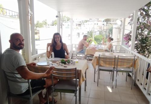 Un restaurante o sitio para comer en Uyku Butik Otel