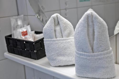 zwei Handtücher liegen auf einer Theke im Bad in der Unterkunft Gesundheitshotel Rössle in Bad Wurzach
