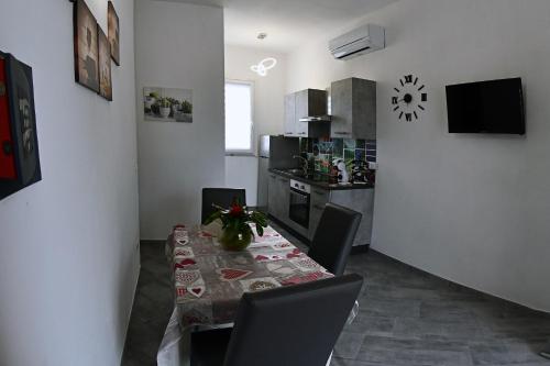 une salle à manger avec une table et des chaises ainsi qu'une cuisine dans l'établissement Villa Ada Leverano, à Leverano