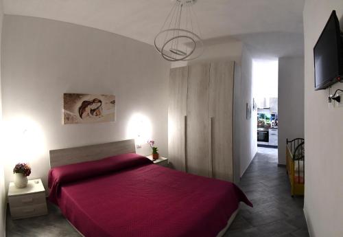 - une chambre avec un lit et une couverture rouge dans l'établissement Villa Ada Leverano, à Leverano