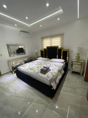 a bedroom with a large bed in a room at Apartamento/villa con piscina Verdana in San Francisco de Macorís