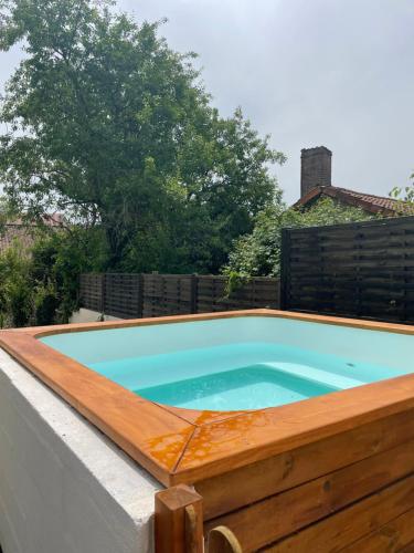 Bazén v ubytování Beautiful Cottage with private plunge pool/Hot Tub - 40 mins from Puy du Fou nebo v jeho okolí