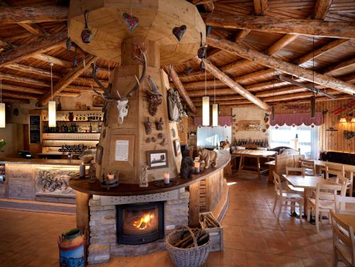 Reštaurácia alebo iné gastronomické zariadenie v ubytovaní RESORT VALFORMICA