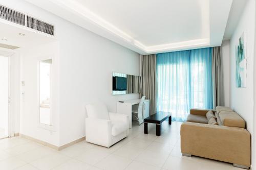 Una televisión o centro de entretenimiento en Costa Luvi Hotel Bodrum - All Inclusive