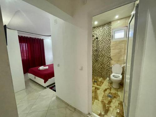 Habitación con baño con ducha y aseo. en Queen Kodre Apartments en Ulcinj