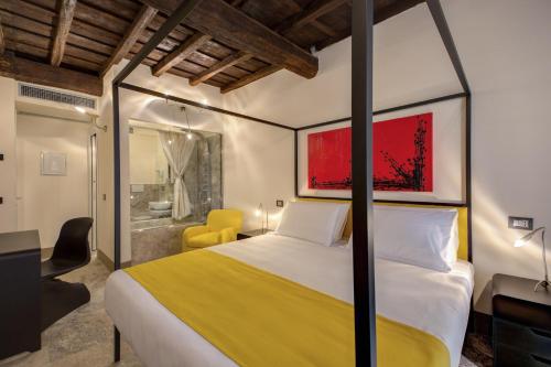 1 dormitorio con 1 cama grande y baño en Residenze Argileto, en Roma