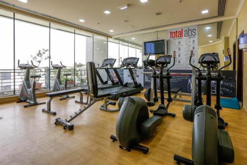 Fitness centrum a/nebo fitness zařízení v ubytování MENA ApartHotel Albarsha At The Mall