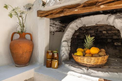 uma cesta de frutas e um vaso sentado num forno de pedra em Q-riosity boutique rooms em Quartu SantʼElena