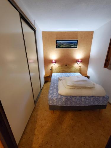 a bedroom with a bed in a room with two lamps at Font-Romeu vue imprenable Wifi gratuit in Font-Romeu