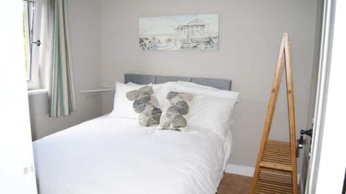 a bedroom with a bed with teddy bears on it at Bubbles on the bay in Waterford