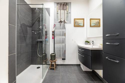 a bathroom with a shower and a sink at Le Maryland, Spacieux 2 pièces sur la Promenade des Anglais - Vue sur la mer in Nice