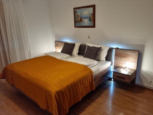 Un pat sau paturi într-o cameră la Apartments Zoretic