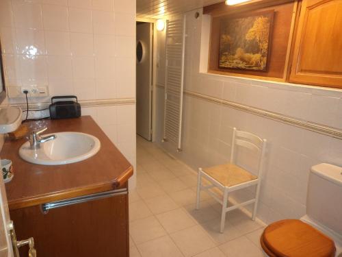 une salle de bain avec un lavabo et des toilettes dans l'établissement Meublé 4 pers saint Jean de luz, à Saint-Jean-de-Luz