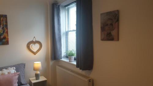 Ένα ή περισσότερα κρεβάτια σε δωμάτιο στο Beautiful Apartment 2 mins To The Beach