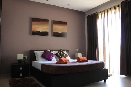 een slaapkamer met een bed met twee handdoeken erop bij Sunny 2 bedroom, 2 bathrooms, seaside apt. in Sliema