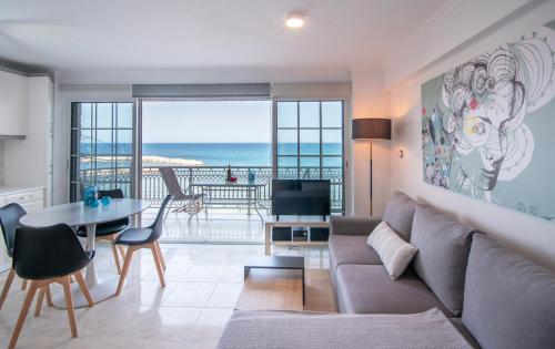 Χώρος καθιστικού στο Ancora Beach House by "elite"