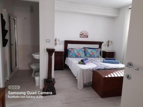 una camera con letto e servizi igienici di Dimora Blu a Cisternino