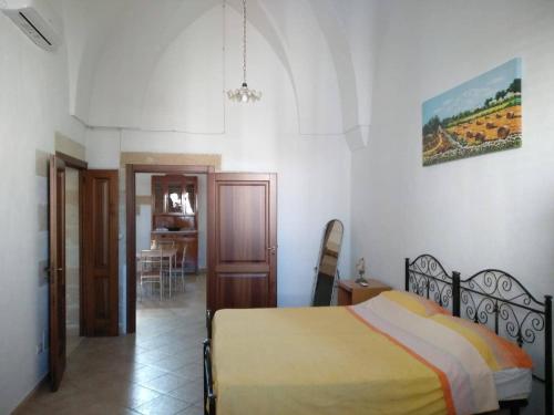 een slaapkamer met een bed en een eetkamer bij Regina Elena Casa Vacanze Salento in Santa Cesarea Terme