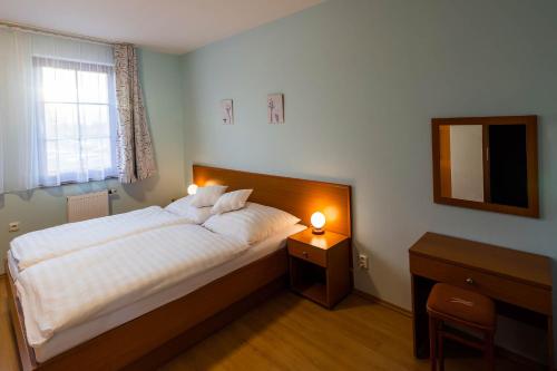Un pat sau paturi într-o cameră la Apartmán Eliška Třeboň